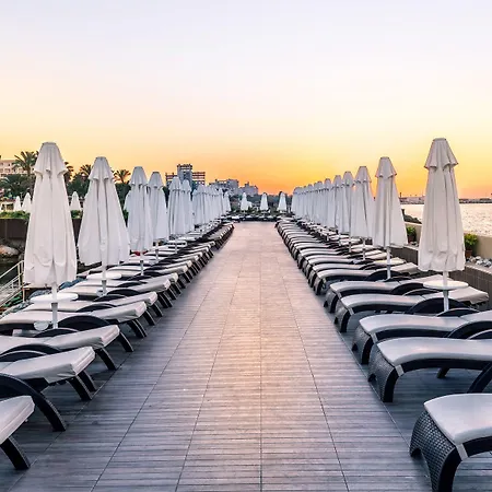 Vuni Palace & Casino & 호텔 키레니아