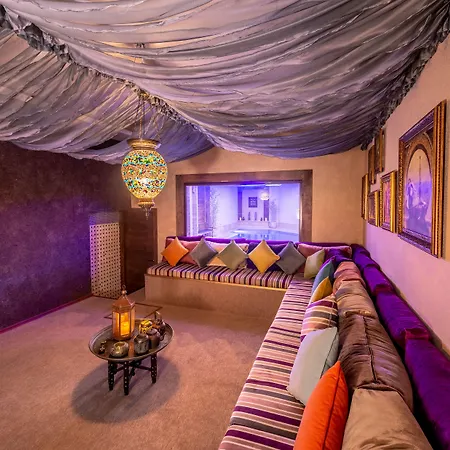 Vuni Palace & Casino & מלון