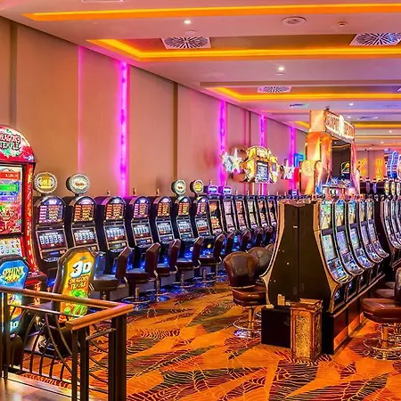 Vuni Palace & Casino & מלון