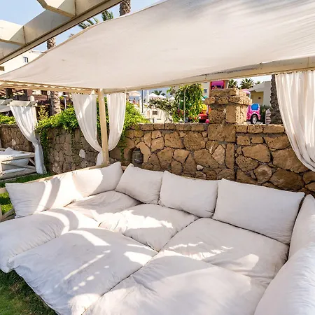 Vuni Palace & Casino &